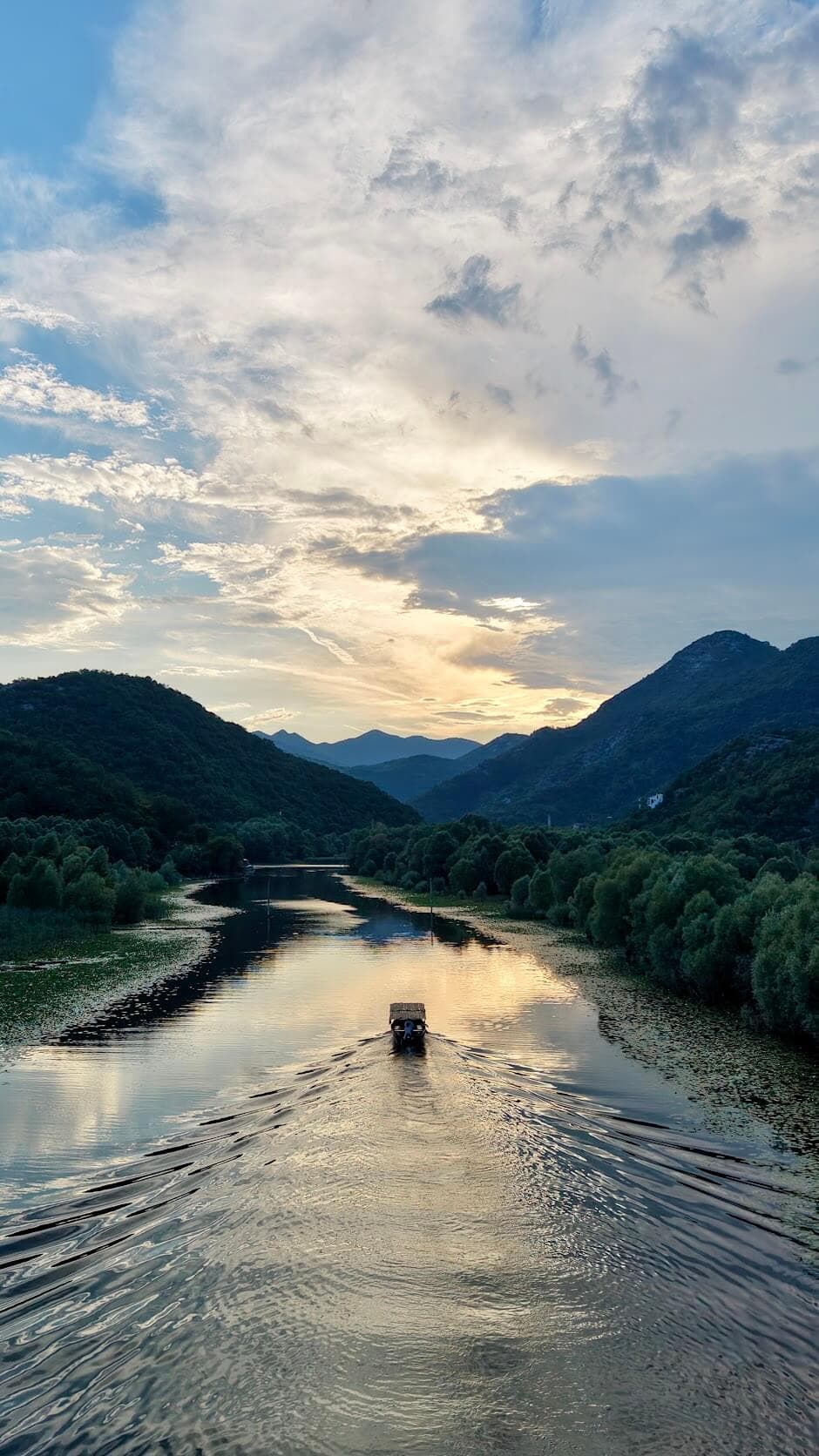 Widok z lotu ptaka na pasy trzcin i kanały Jeziora Szkoderskiego