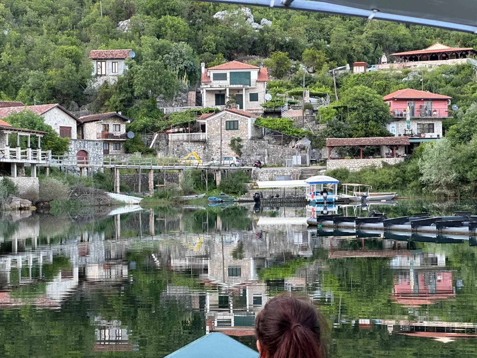 Wioska Karuč z krystalicznie czystą wodą i tradycyjnymi łodziami na Jeziorze Szkoderskim